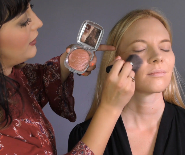 How to apply baked mineral makeup for a natural makeup look. Video tutorial